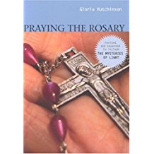 Praying the Rosary: Revised and Expanded to Include The Mysteries of Light Gloria Hutchinson (Paperback)