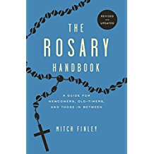 The Rosary Handbook: A Guide for Newcomers, Old-Timers and Those in Between Mitch Finley (Paperback)